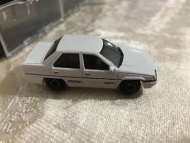 1: Məhsul: Miniatür maşın kolleksiyası + daşıma/qoruyucu vitrin qutuları — 2
