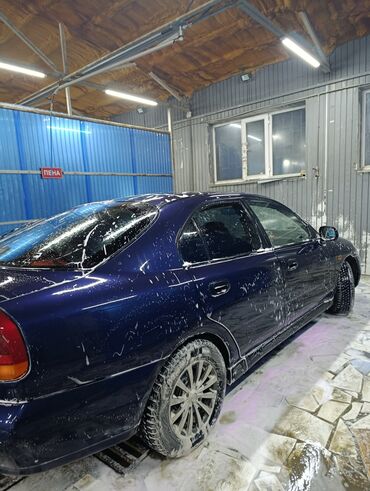 решетка на виндом: Темно-синий седан Mitsubishi Carisma с плавными линиями кузова
