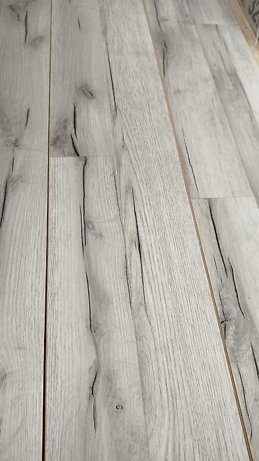 laminat panel: Boz palıd naxışlı laminat döşəmə panelləri - Rəng/tekstura: açıq-boz — 3