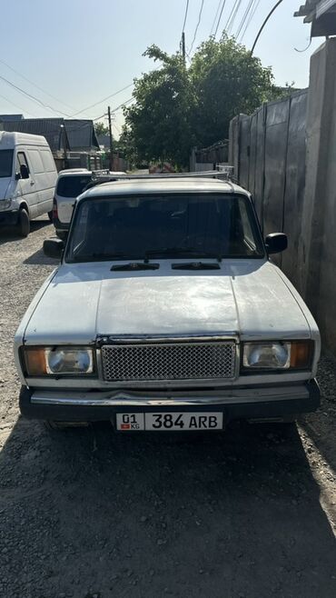 руль для лады: Автомобиль ВАЗ-2107 белого цвета, с прямоугольной решеткой радиатора и