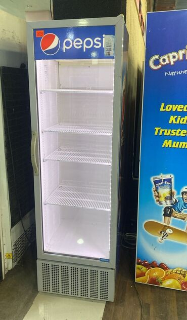 Soyuducular: Pepsi brendinə məxsus soyuducu vitrin. İçərisində məhsulları