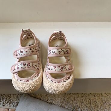 Детская обувь: Покупала дочери в садик, оказались большими, отдаю ниже себестоимости