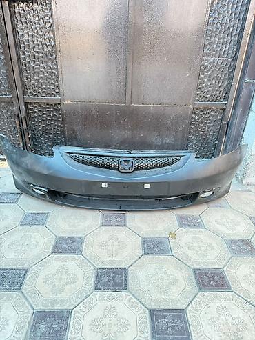 Передний бампер Honda с решёткой и местами под противотуманные фары +