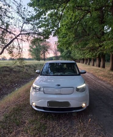 авто машина сатып алам: Электрический кроссовер Kia Soul EV белого цвета, оснащенный