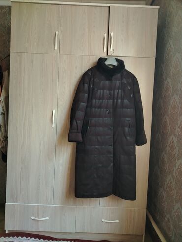 мужское зимнее пальто с капюшоном: Длинное женское пальто темно-коричневого цвета с утеплением. - Длина