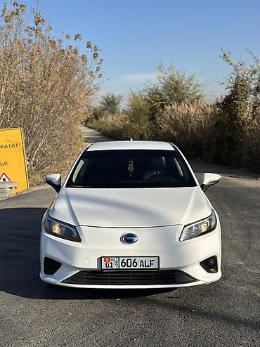 айнек стекло: GAC Aion S — электрический седан белого цвета. SOH 91 Запас хода с — 2