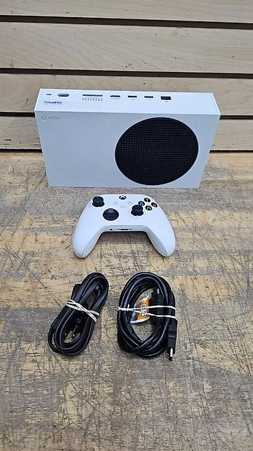 xbox seri s: Xbox Series S oyun konsolu dəsti. Dəstə daxil olanlar: - Xbox Series — 1