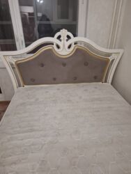 купить кровать с матрасом: Кровать двуспальная с матрасом. В отличном состоянии. Размер 1.60 на