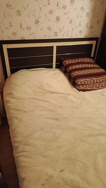 Çarpayılar: İki nəfərlik yataq dəsti - Ölçü: təxmini 160x200 sm (foto üzrə). - — 1