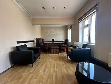 Ofis dəst mebeli: Ofis mebel dəsti Tərkibi: - Direktor masası: geniş iş səthi, kabel — 13