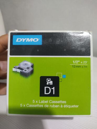 karandaş seti: Dymo D1 etiketləmə kasetləri, 12 mm x 7 m ölçüsündə. Bu kasetlər