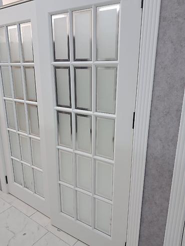 Ağ rəngdə, şüşəli daxili qapı - Klassik üslubda dizayn: qapı boyunca