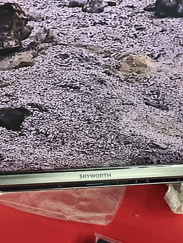 Телевизоры: Телевизор Skyworth, диагональ примерно 55–60". - Тонкие рамки — 2