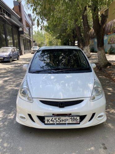 машинка для полировки авто бу: Белый хэтчбек Honda Fit с тонированными задними стеклами. Автомобиль