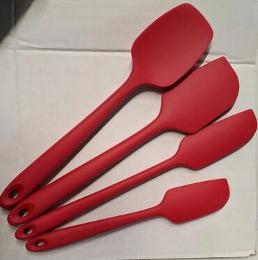 Kürəklər: Bu dəstə dörd müxtəlif ölçüdə qırmızı silikon spatula daxildir. Hər