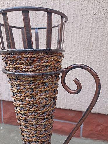 prodaja satova: Stari stalak ukrasni, visine 56 cm, gornji prečnik 13 cm, cena 1200 — 4