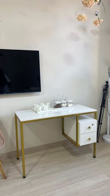 белый офисный стол: Письменный стол, Б/у