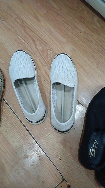 yun corab: Ağ rəngli qadın slip-on ayaqqabılar - Dizayn: Minimal, bağsız slip-on — 1