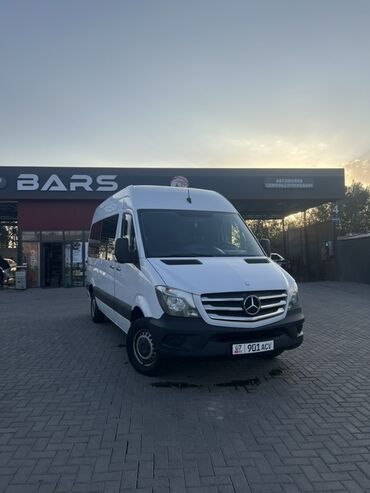 бусик машина: Белый грузовой фургон Mercedes-Benz Sprinter, оснащенный затемненными