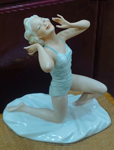 Heykəlciklər: "Girl in a Swimsuit" adlı antik figurin 1950-1962-ci illərdə