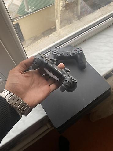 redmi a7 pro: Sony PlayStation 4 Slim oyun konsolu + 2 ədəd DualShock 4 pultu — 2