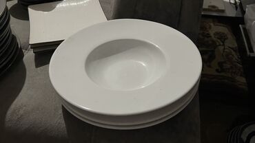 Посуда: Предлагается набор различной посуды, включающий круглые и квадратные — 24