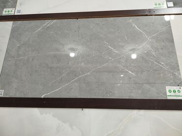 işlənmiş metlax: Mərmər naxışlı boz rəngli keramika plitə. Bu plitə döşəmə və ya divar