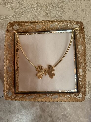 женские серебряные серьги: Qızılı rəngli kəpənək kolye - Elegant, minimal dizaynlı sərt yaxalıq