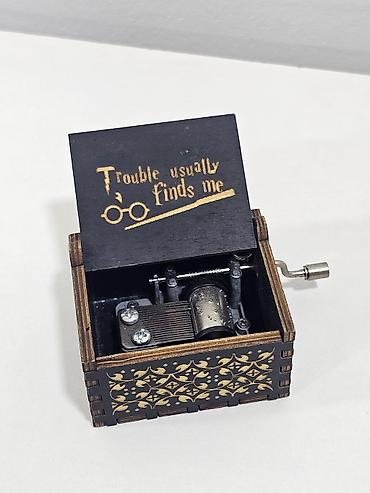 Sandıqlar: Taxta əl çevirməli musiqi qutusu - Material: qara və təbii tonlarda — 1