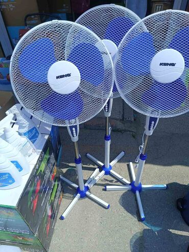 ljuljaske za decu lidl: Tri Keno stajaća ventilatora, bele i plave boje. Imaju tri brzine rada