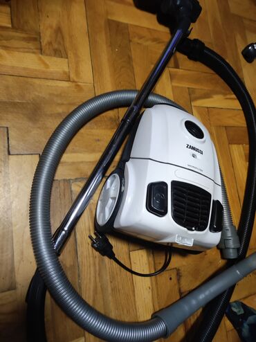 Klasični usisivači: Usisivač Zanussi ZAN2405EL sa kesom - Snaga: 2000 W nominalno (maks — 9