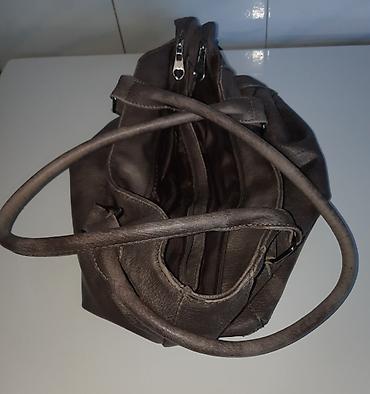 mona kais: Siva ženska torba, dimenzije 37×26 cm. Dvostruka unutrašnja pregrada — 3