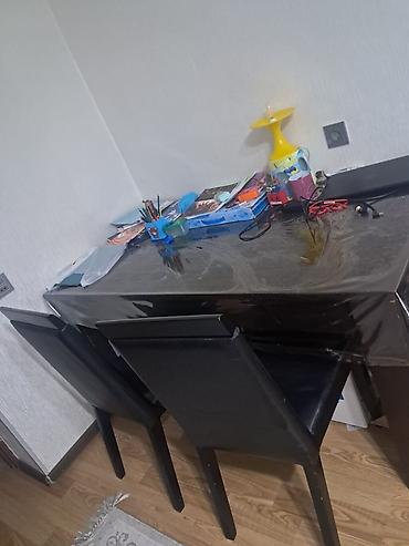 Yataq otağı üçün mebel dəsti təqdim olunur. Dəstə qara rəngli parlaq