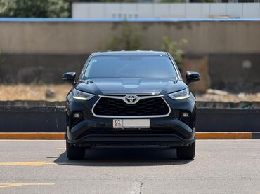 продаю тайота альфард: Черный кроссовер Toyota Highlander, представленный на снимках, имеет