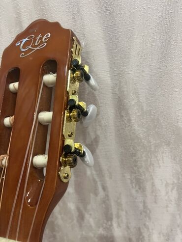 Akustik gitaralar: Klassik/akustik gitara – cutaway (yuxarı deşikli) korpuslu model — 9