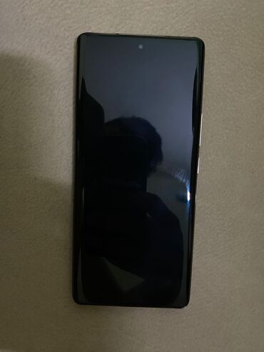 Çəngəllər: Yaşıl rəngli, Zero brendinə məxsus bu smartfon, müasir dizaynı və