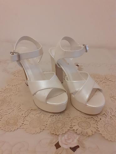 step platforma: Ağ rəngli qadın platforma sandal. - Qalın hündür daban və ön — 1