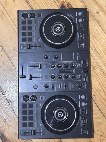 Akkordeonlar: Pioneer markasının qara rəngdə DDJ-400 modeli DJ kontrolleri. Bu