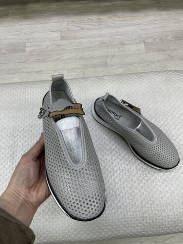 Кроссовки и спортивная обувь: Comfort оригинал
Кожа 
Очень лёгкие и удобные
Размеры с 36 по 40