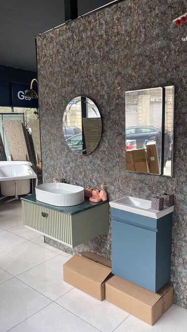 Duş kabinaları, arakəsmələr: Dairəvi formalı, güzgülü, qara haşiyəli divar güzgüsü. Hamam otağı