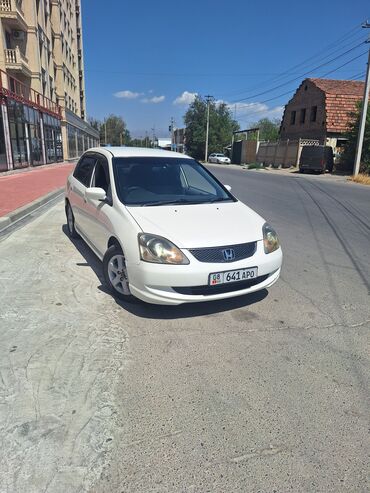 авто с последующим выкупом фит: Белый хэтчбек Honda Civic с характерным дизайном передней части