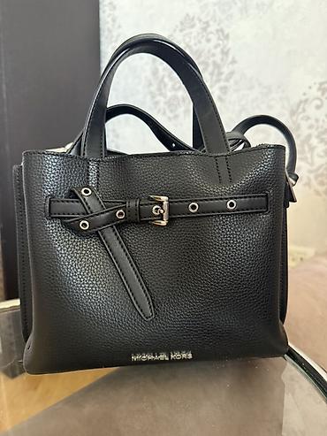 dəri çantalar: Michael Kors qadın çantası – klassik qara rəngdə, xırda teksturalı — 1
