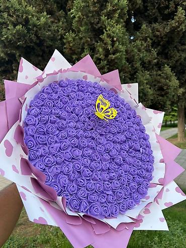kol bitkiləri: Bənövşəyi tonlarda böyük gül buketi – miniatür qızılgüllərdən ibarət — 1