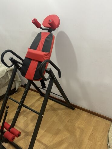trenajor tutacaqları: İnversiya stolu, qara və qırmızı rənglərdə möhkəm metal çərçivəyə