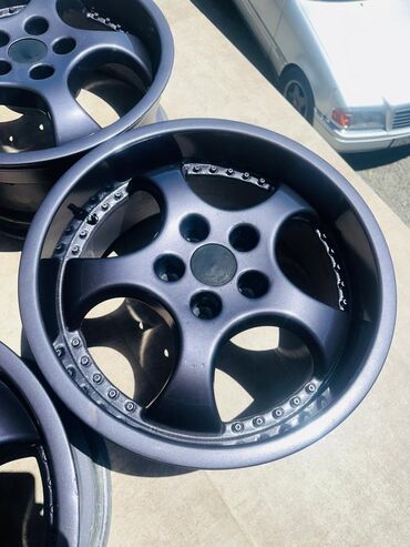 Disklər: Avtomobillər üçün nəzərdə tutulmuş boz rəngli təkər diski. Bu metal — 7