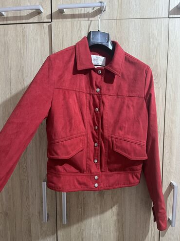 bluzica crvena otkacena: Bershka jaknica od velura. Broj M. Jakna je u savrsenom stanju-bez