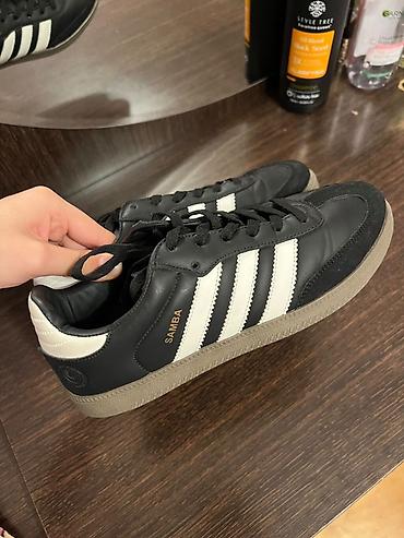 samba ayaqqabı: Adidas Samba kişi idman ayaqqabısı - Rəng: qara üst, ağ zolaqlar və — 1