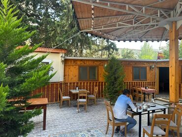 Restoran, kafelər: Həzi Aslanov ərazisi 12 kabinet ve 40 neferlik zaldan ibaret Terrasdi