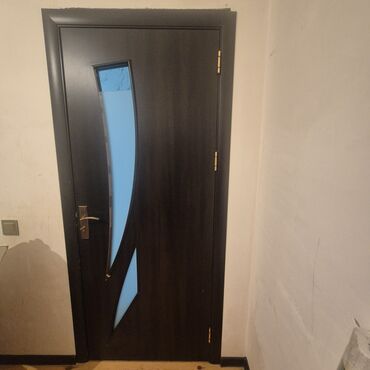 Taxta-şalban: Mebelli daxili qapı – tünd qəhvəyi rəng, modern dizayn - Material