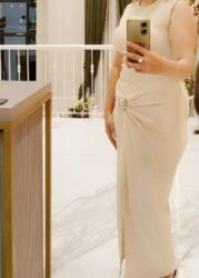 автомобиль на свадьбу: Zərif ziyafət donu - Rəng: krem/bej - Model: qolsuz, dar siluetli